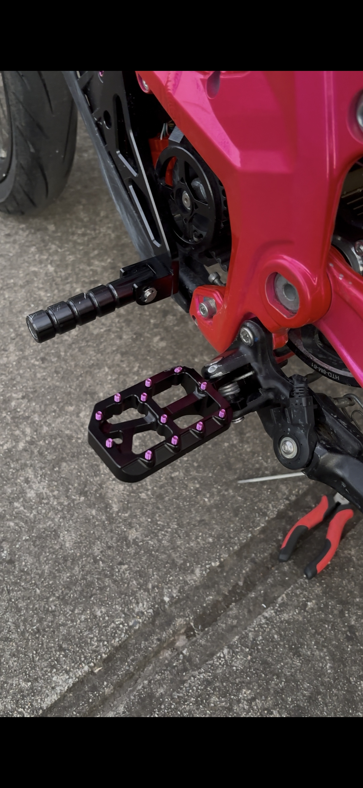 Ultra bee footpegs